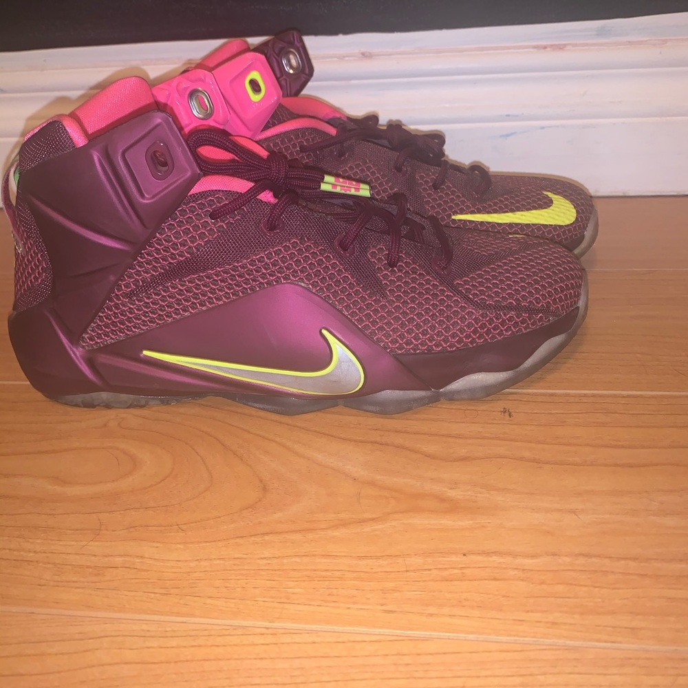 Nike LeBron 12 "Double Helix , size 7y